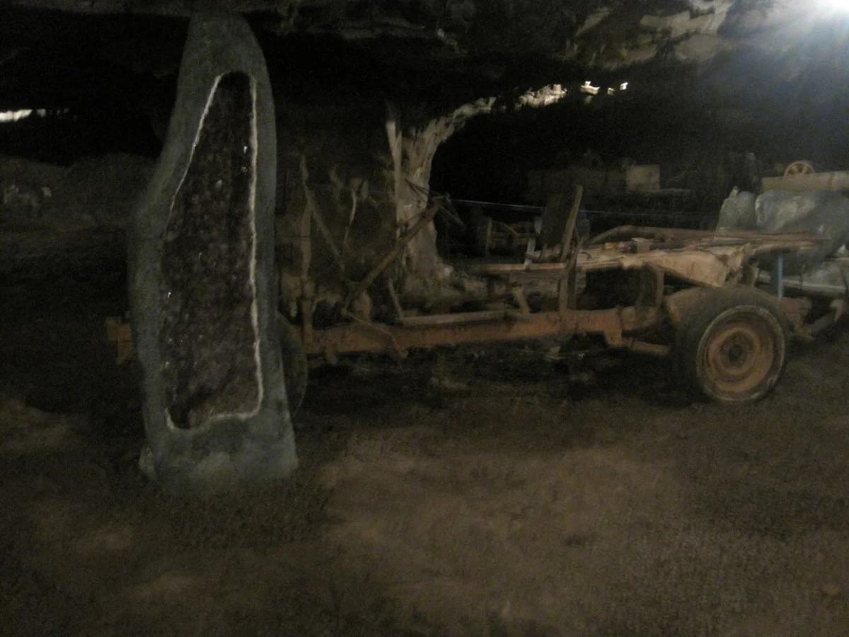Geoda de amatista natural de una mina de Brasil para saber si un mineral es real