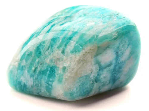Rodado de amazonita natural pulido sobre fondo claro, piedra verde azulada de tacto suave