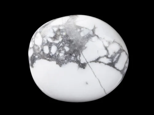 Rodado de howlite blanco pulido sobre fondo neutro, mineral natural de Esencia Nativa