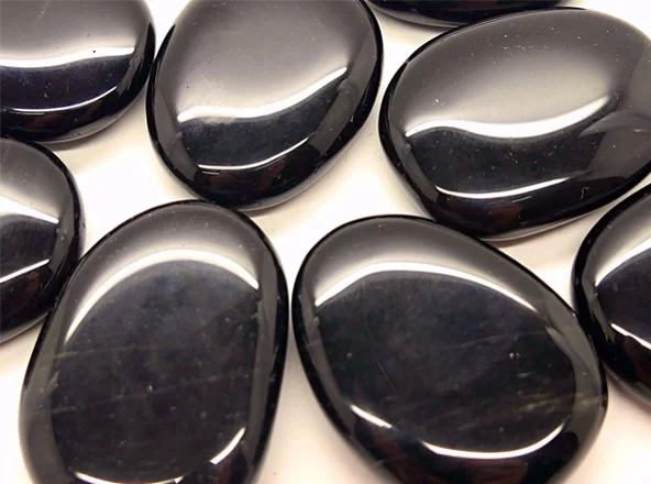 Piedra de obsidiana negra en bruto