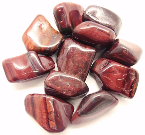 Rodado ojo de buey mineral natural con reflejos irisados sobre fondo claro