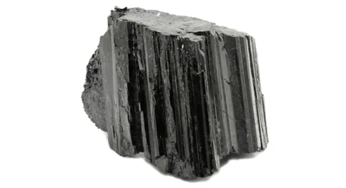 Turmalina negra en bruto grande, mineral natural de protección sobre fondo neutro