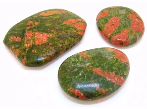 Rodado unakite mineral natural pulido sobre fondo neutro
