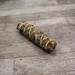 Atado de albahaca orgánica verde para sahumerios naturales
