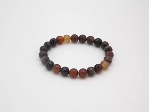 Pulsera ágata marrón 8mm con cuentas naturales sobre fondo neutro
