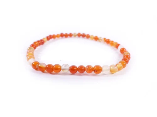 Pulsera ágata naranja 4 mm de mineral natural en primer plano