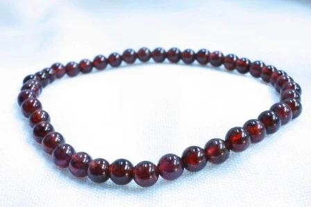 Pulsera de granate 6 mm con cuentas rojas naturales y brillo suave