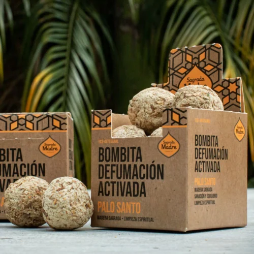 Bombitas de Incienso Sagrada Madre Palo Santo pack de 8 unidades sobre fondo blanco