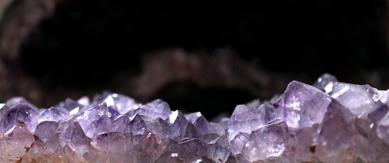 Cómo limpiar y cargar tus minerales y cristales: guía completa