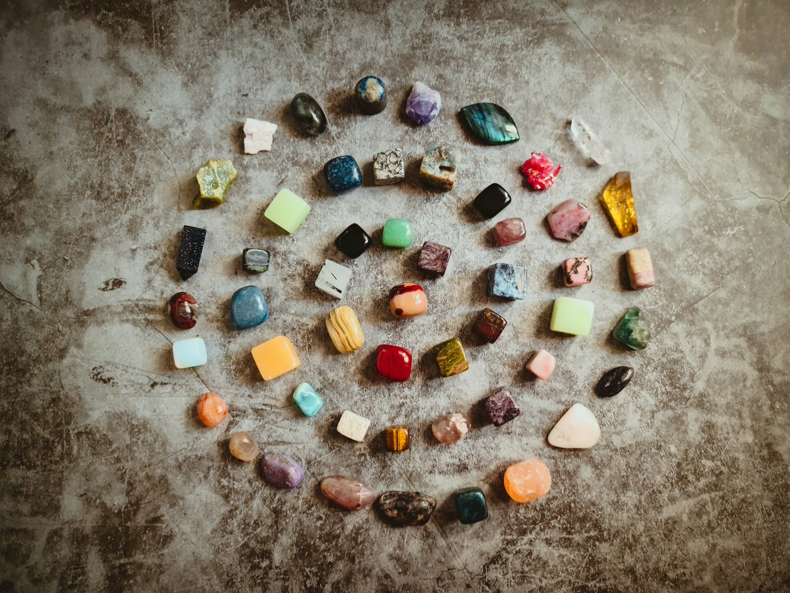 Los 10 cristales más poderosos para la meditación 14 assorted color stone on gray concrete floor