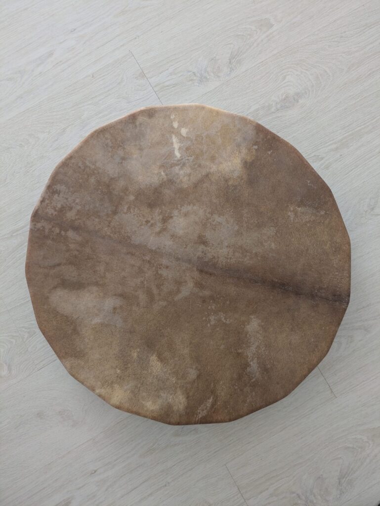 Tambor chamánico piel de cabra 70cm fabricado artesanalmente en Tenerife con recámara de afinado
