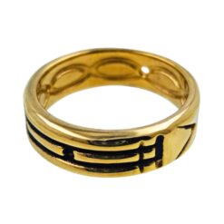 Anillo acero dorado Atlante con acabado brillante sobre fondo neutro