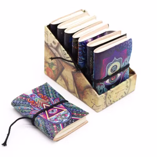 Cuaderno esotérico mini con diseño de lienzo diferente sobre fondo neutro