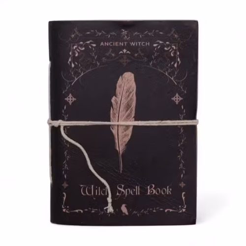 Cuaderno rituales de brujas en cuero artesanal sobre fondo natural