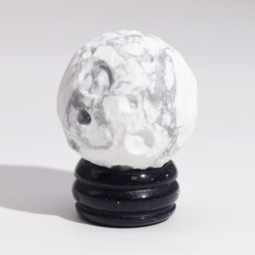 Howlita luna 40mm tallada en forma de planeta, piedra natural blanca de Esencia Nativa