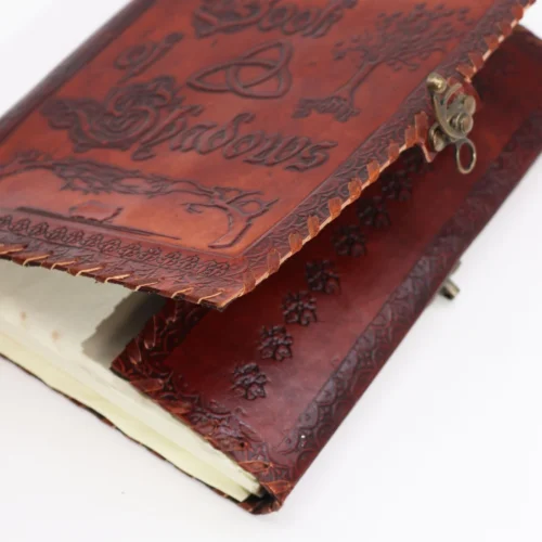 Libro de las sombras de cuero con 200 páginas sobre fondo neutro
