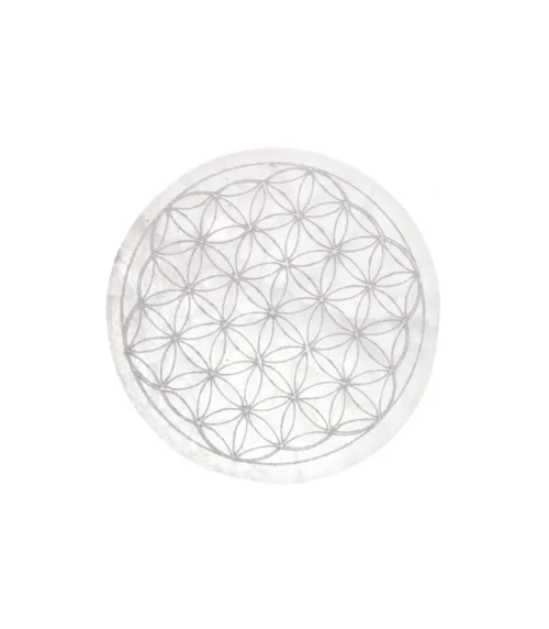 Placa selenita flor de la vida 10cm sobre superficie clara, mineral natural con grabado geométrico