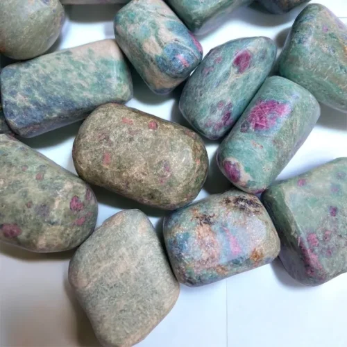 Rodado de zoisita con rubí, mineral natural pulido de Esencia Nativa