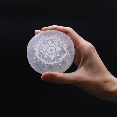 Placa selenita mandala 8cm con grabado circular sobre fondo neutro