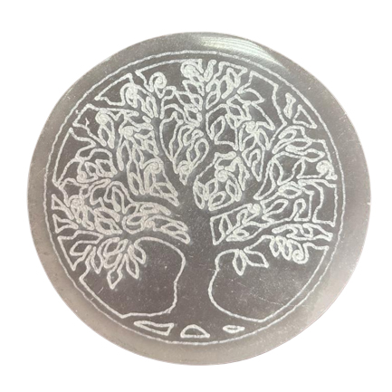 Placa selenita árbol de la vida 8 cm con acabado translúcido sobre fondo neutro
