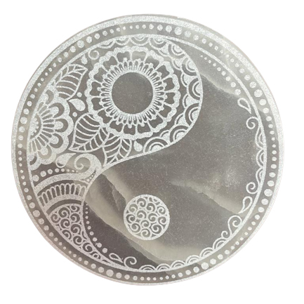 Placa selenita yin yang 18cm con geometría sagrada sobre fondo neutro