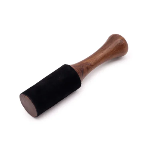 Mazo para cuenco tibetano de 18 cm de ancho sobre fondo claro