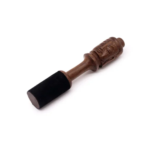Mazo para cuenco tibetano Buda de 14 cm de madera sobre fondo neutro
