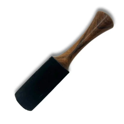 Mazo para cuenco tibetano de 18 cm mediano sobre superficie neutra