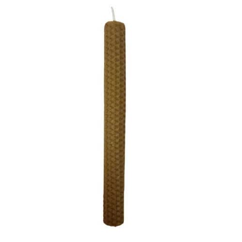 Vela bujía panal de miel natural con textura hexagonal sobre superficie de madera