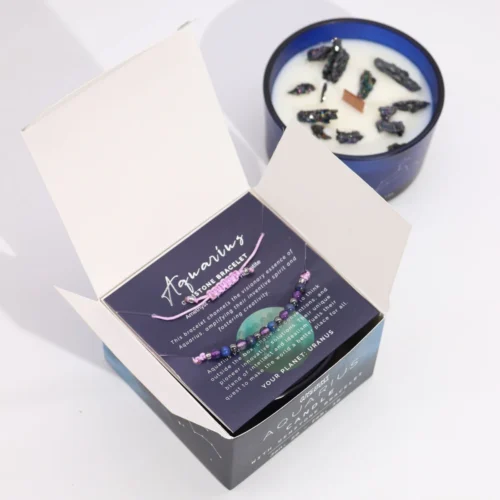 Detalle de la caja azul oscura de la vela Zodiaco Acuario con pulsera