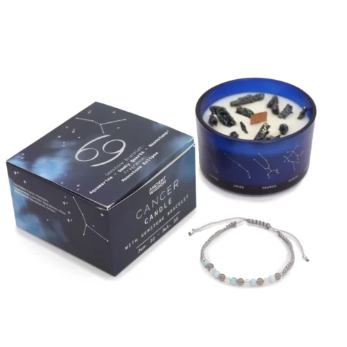 Detalle de la vela aromática del signo Cáncer encendida